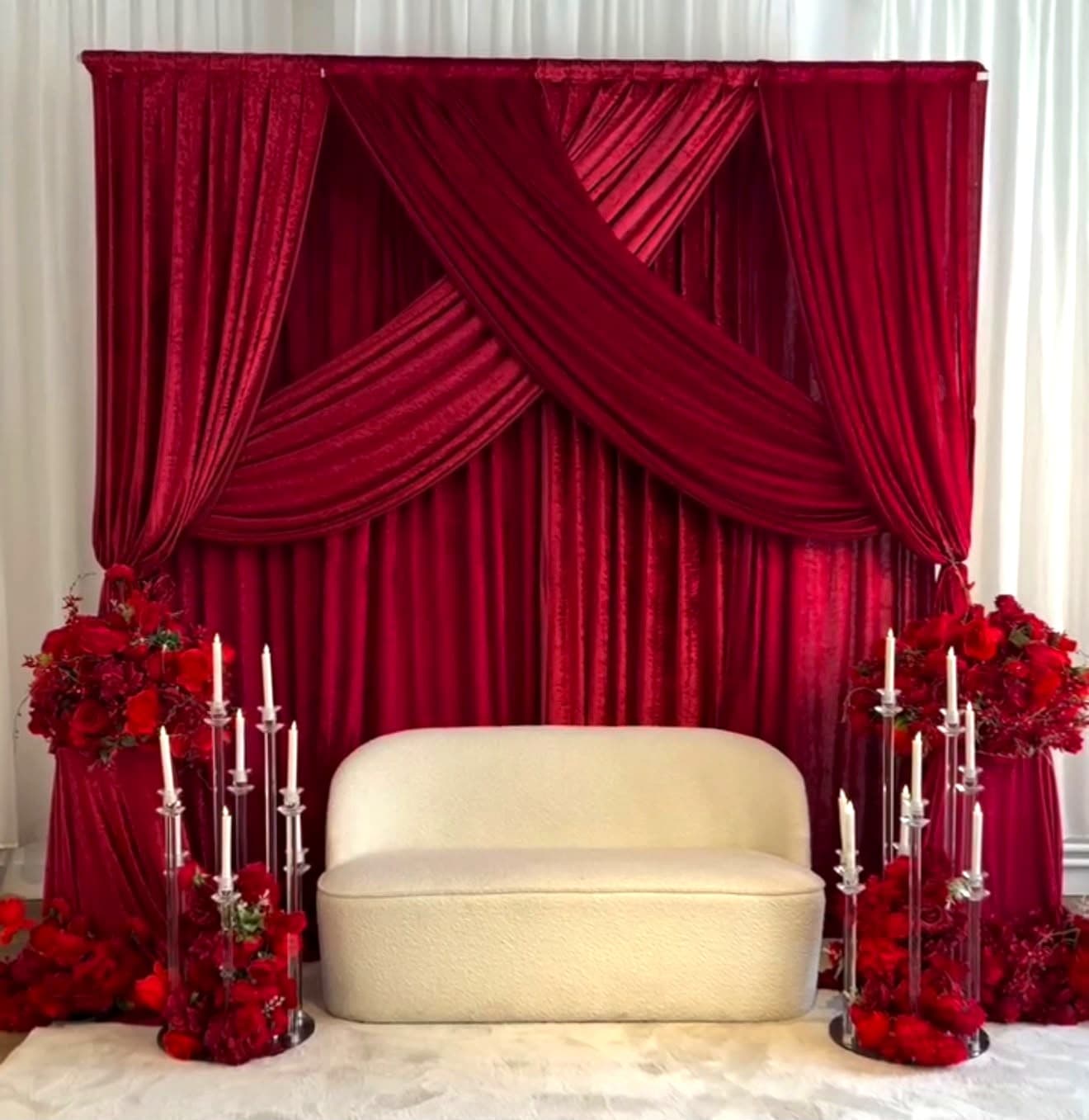 Composition romantique par Siem Events — trône, drapé et candelabres